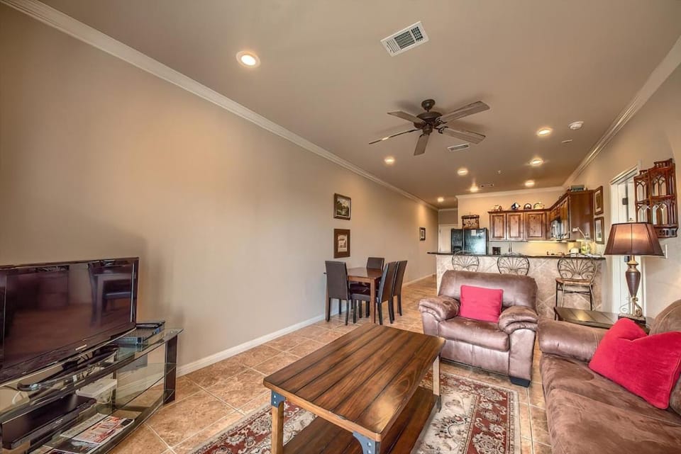 VG 206 Waterfront Oasis House in Gruene