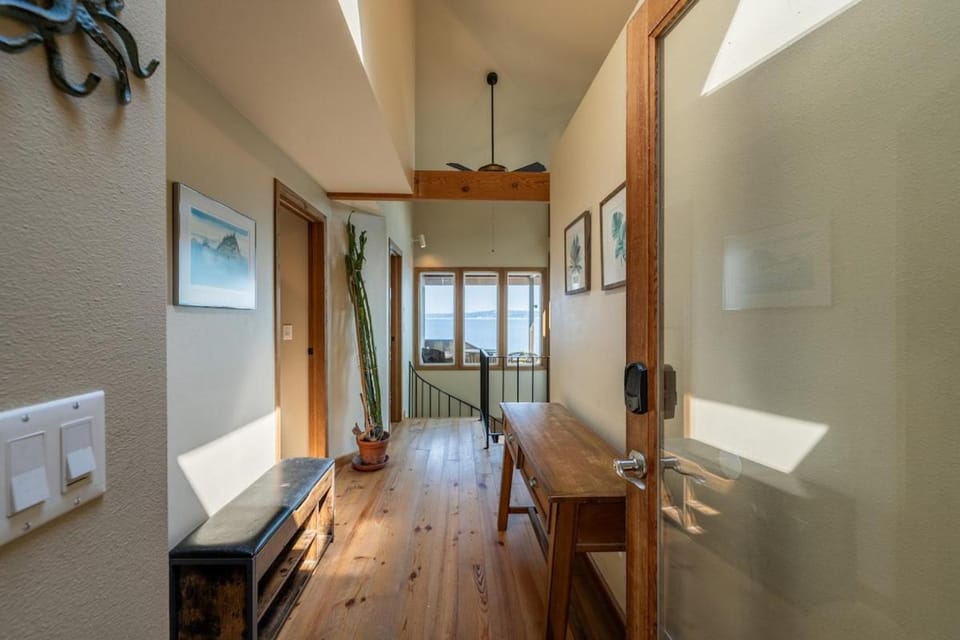 Sea & Sky Beachfront Escape with Stunning Views Apartment in Vashon