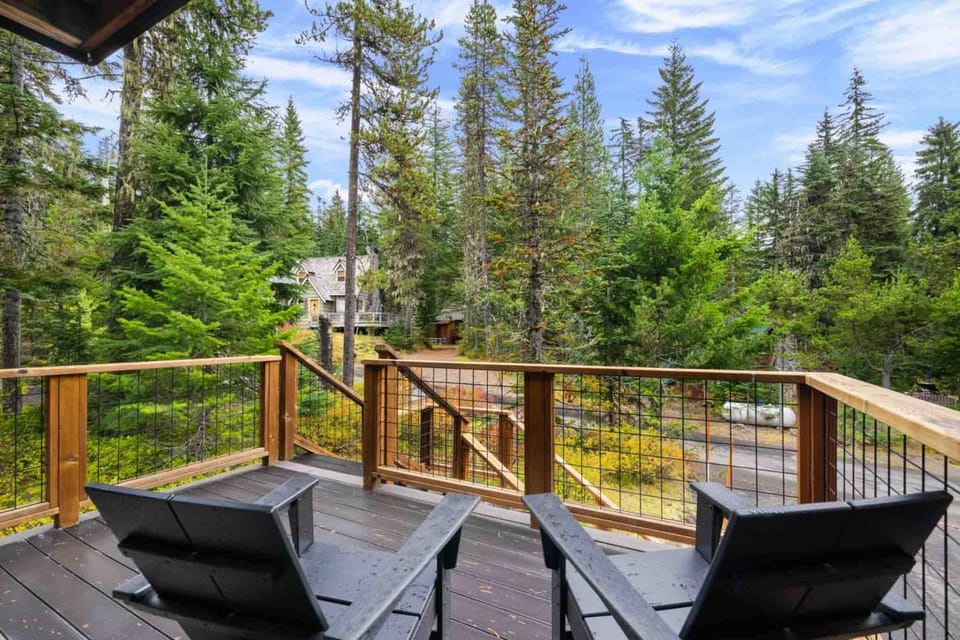 Bow Roof Basecamp House in Clackamas County