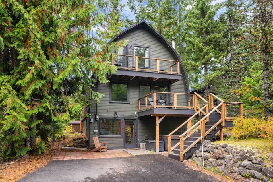 Bow Roof Basecamp House in Clackamas County