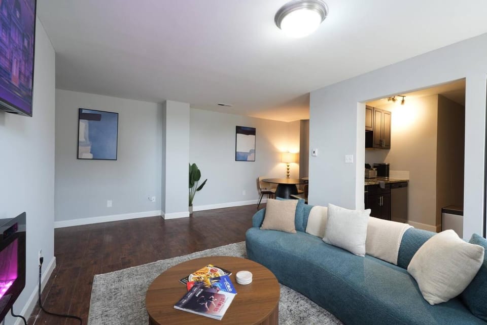 Communal lounge/ TV room, Living room, Seating area