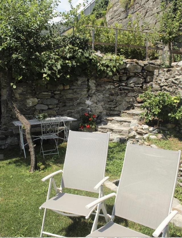 Camera Molly Bed and Breakfast in Cannero Riviera