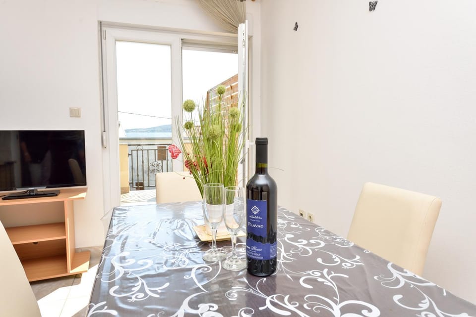 Coffee/tea facilities, Kitchen or kitchenette, Living room, Dining area