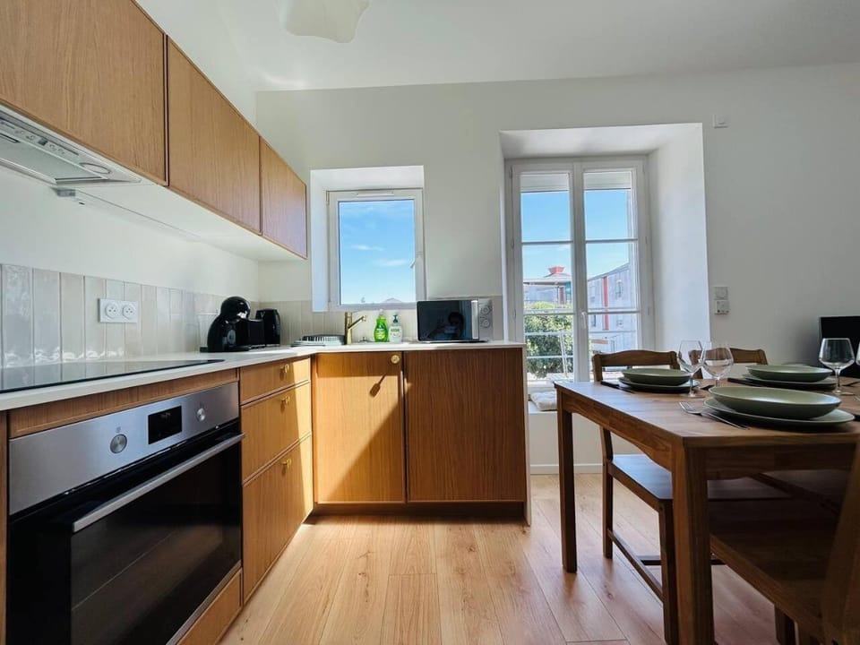Kitchen or kitchenette, Dining area