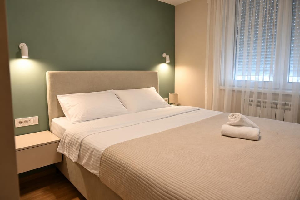 Bed, Photo of the whole room, towels