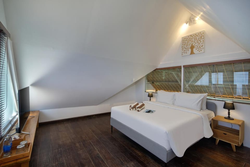 Bed, TV and multimedia, Bedroom
