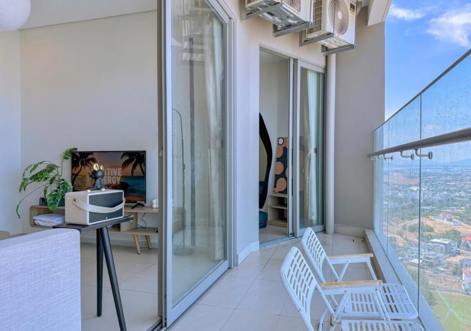 View (from property/room), Balcony/Terrace, City view