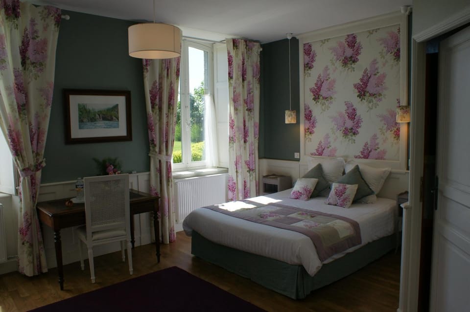 Photo of the whole room, Garden view