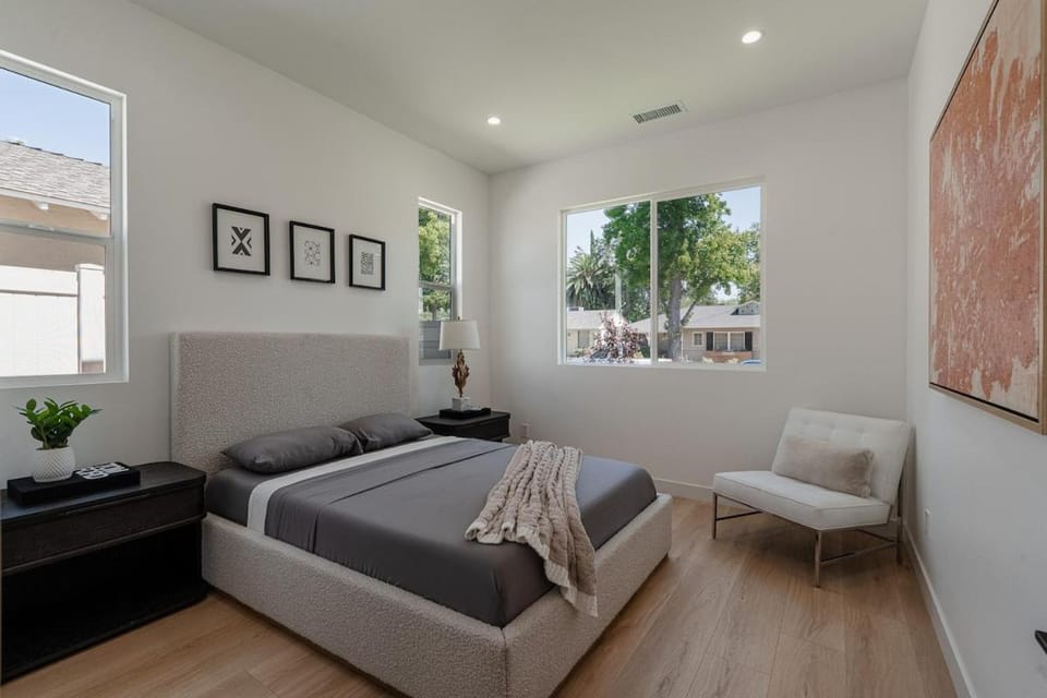 Modern 3BR Valley Glen Retreat Private Backyard House in Sherman Oaks