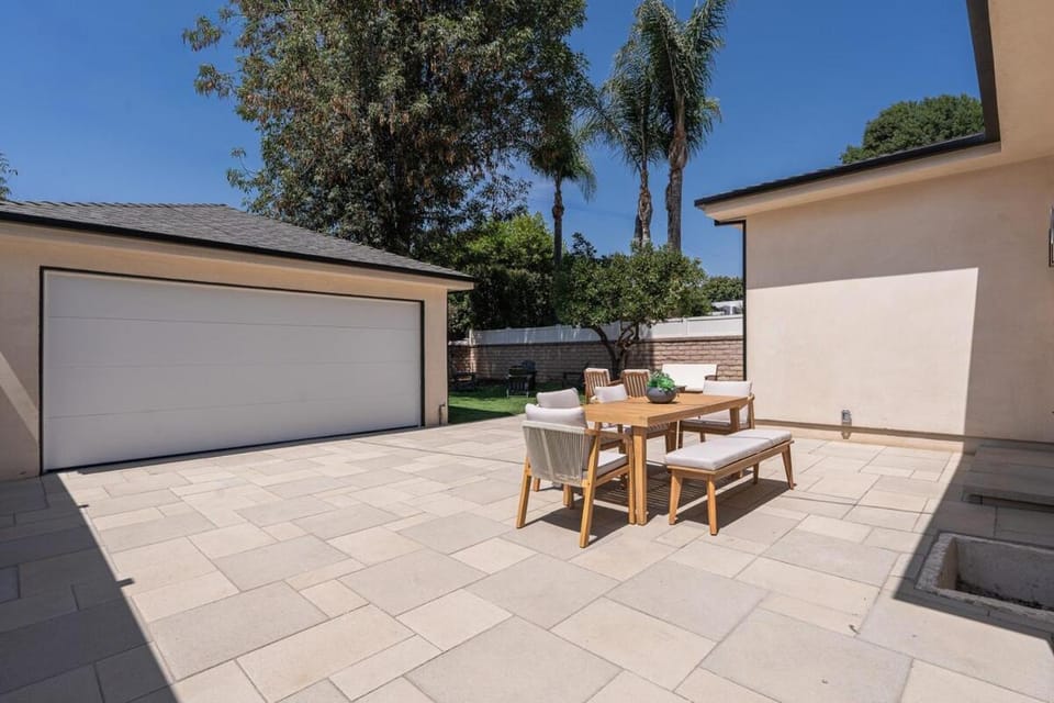 Modern 3BR Valley Glen Retreat Private Backyard House in Sherman Oaks