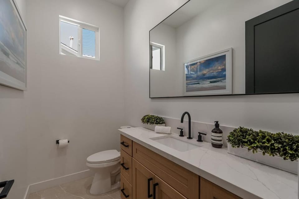 Modern 3BR Valley Glen Retreat Private Backyard House in Sherman Oaks