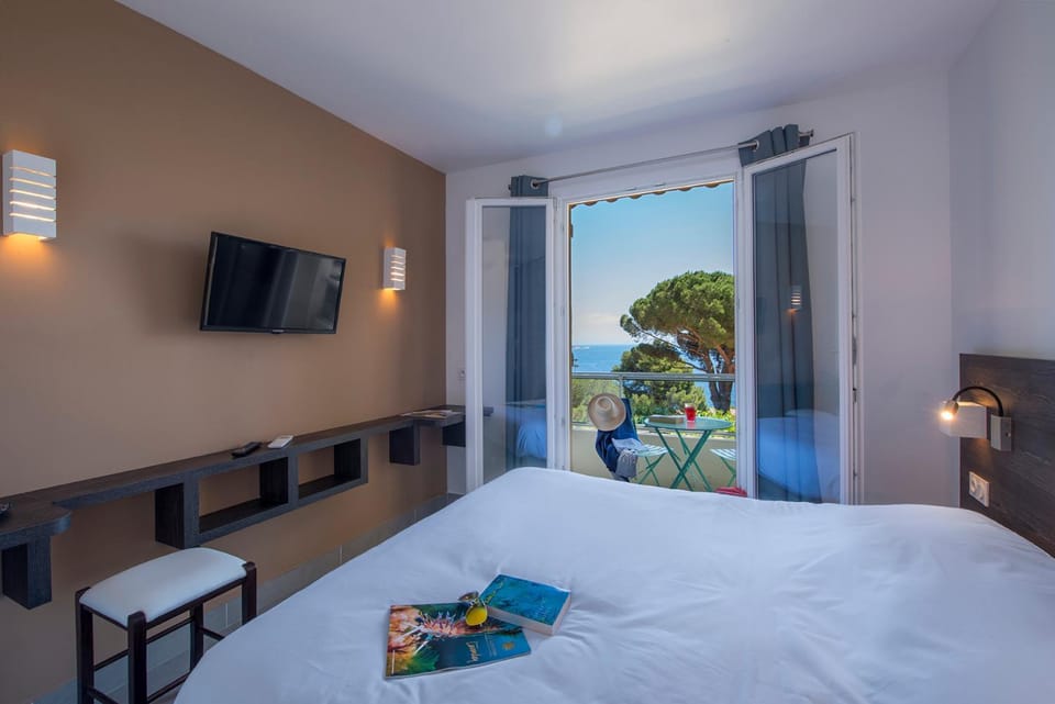 Shower, People, TV and multimedia, Balcony/Terrace, Photo of the whole room, Bedroom, Garden view, Sea view, Area and facilities, Family