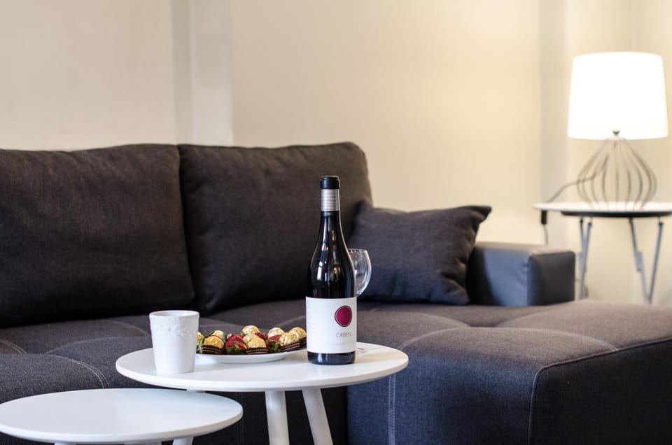 Living room, Food, Alcoholic drinks