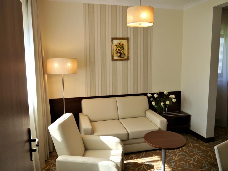 Photo of the whole room, Seating area