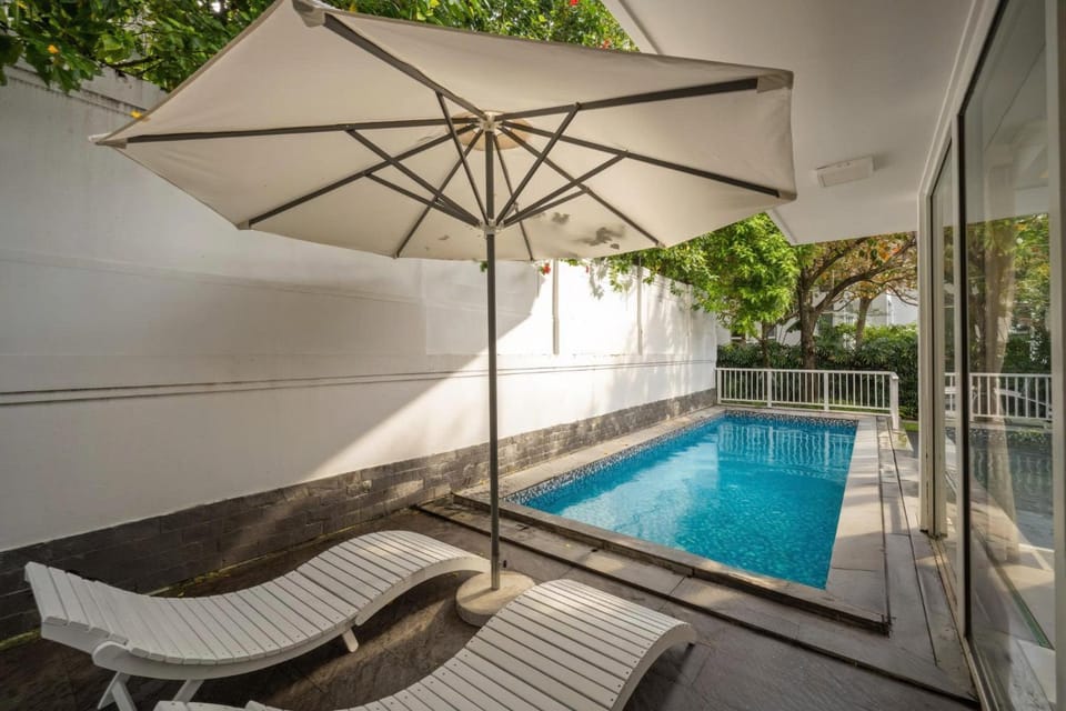 Patio, Pool view, Swimming pool, Swimming pool, sunbed