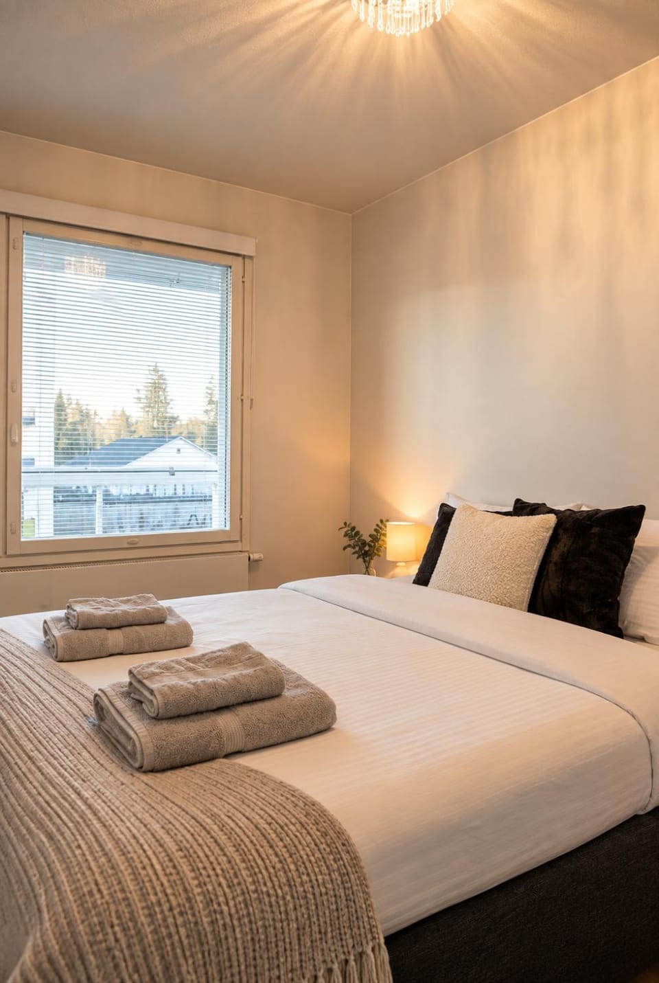 Bed, Photo of the whole room, Bedroom, towels