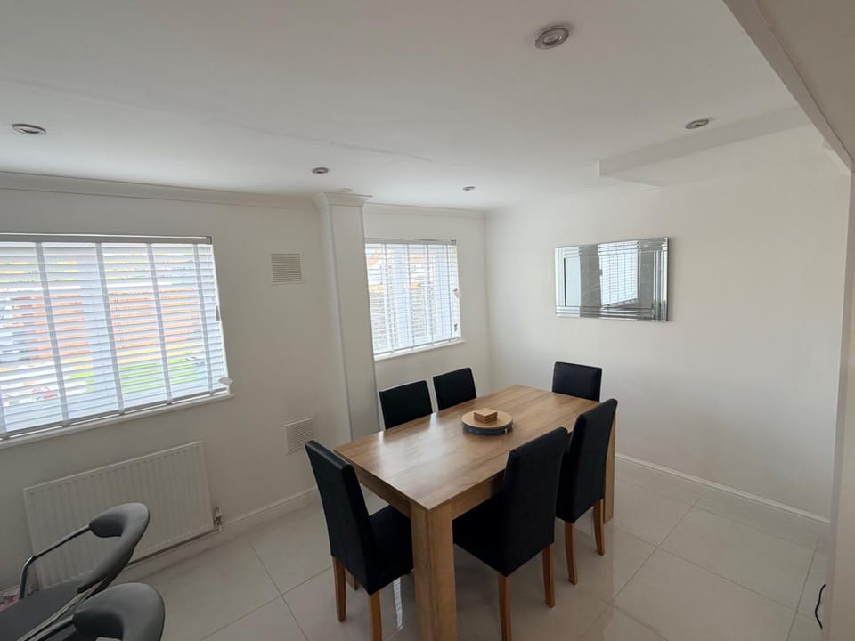 House Sleeps 5 with Enclosed Garden House in Corby