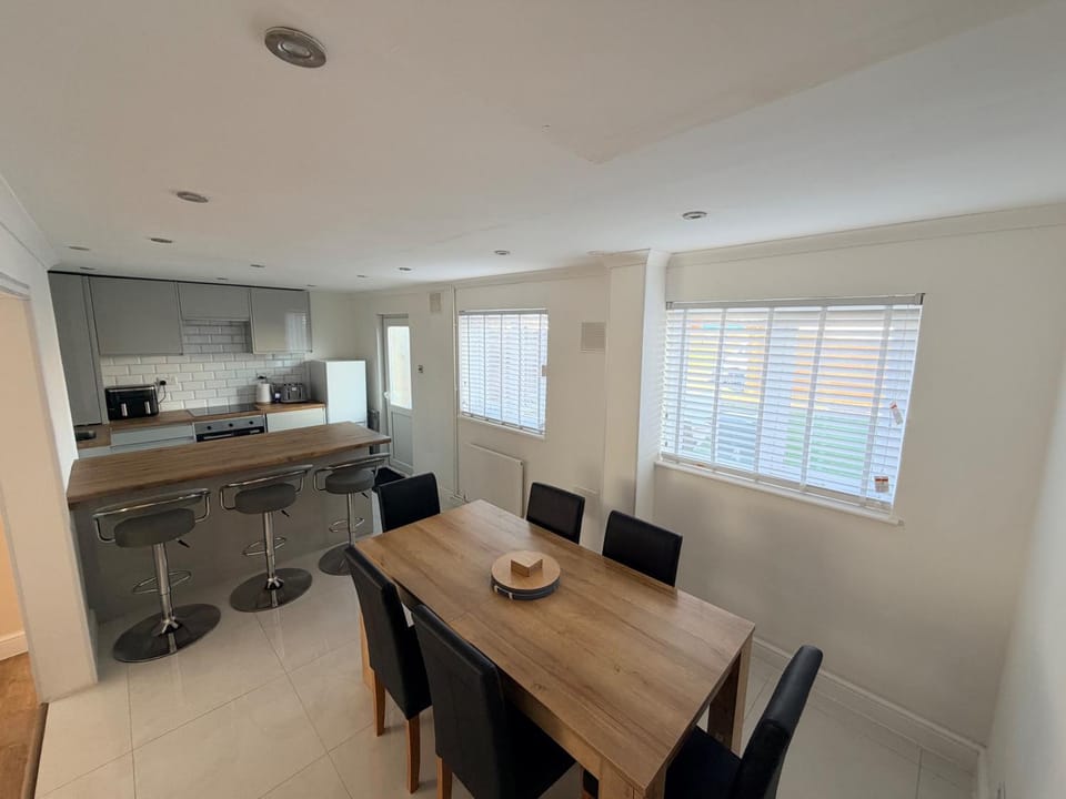 House Sleeps 5 with Enclosed Garden House in Corby