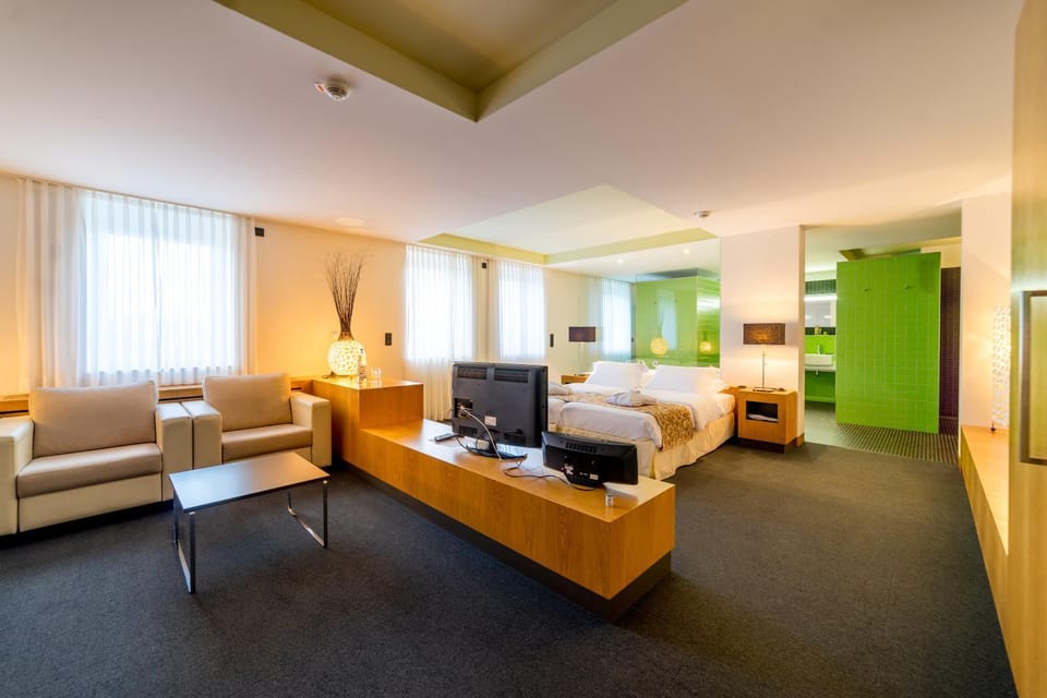 TV and multimedia, Photo of the whole room, Seating area, Bedroom
