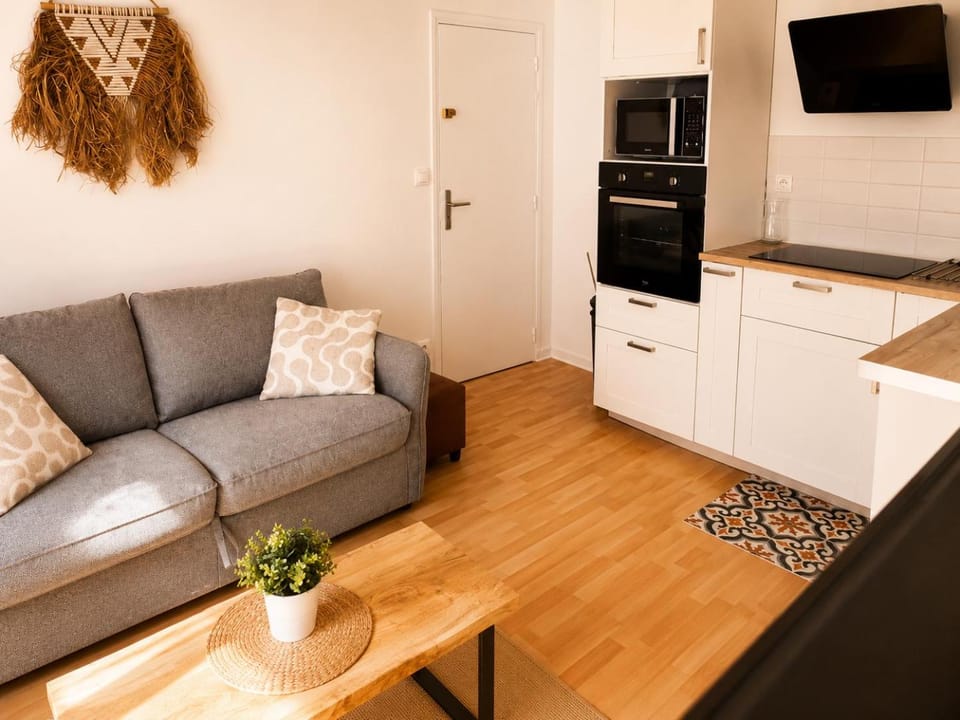 TV and multimedia, Kitchen or kitchenette, Living room, Seating area, Dining area, oven, pet friendly, stove