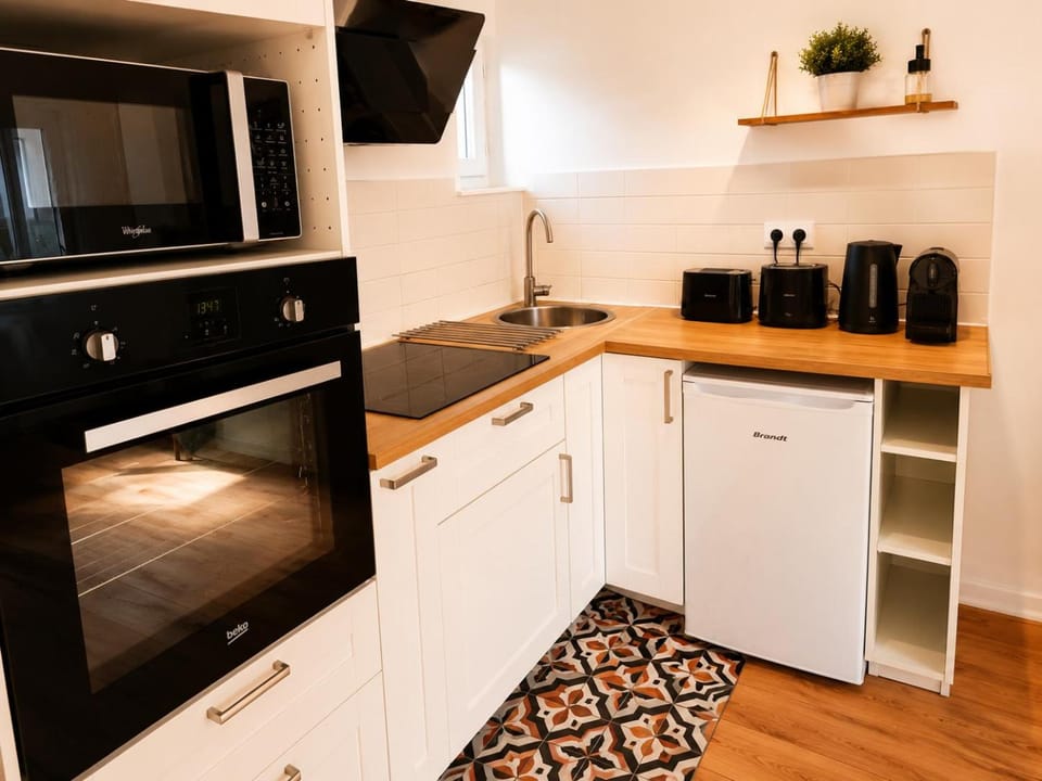 Coffee/tea facilities, Kitchen or kitchenette, oven, pet friendly, stove, toaster