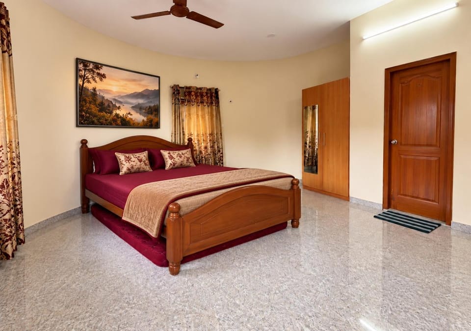 Bed, Photo of the whole room, Bedroom, fireplace, wardrobe