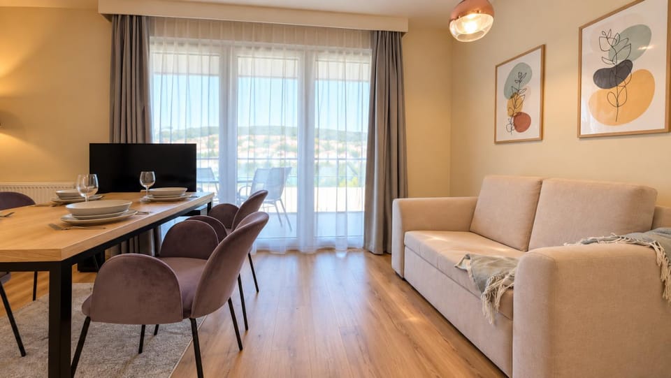 TV and multimedia, Living room, Seating area, Dining area