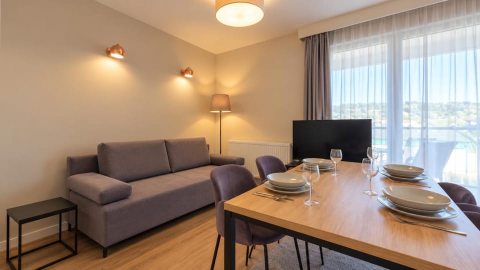 TV and multimedia, Living room, Seating area, Dining area