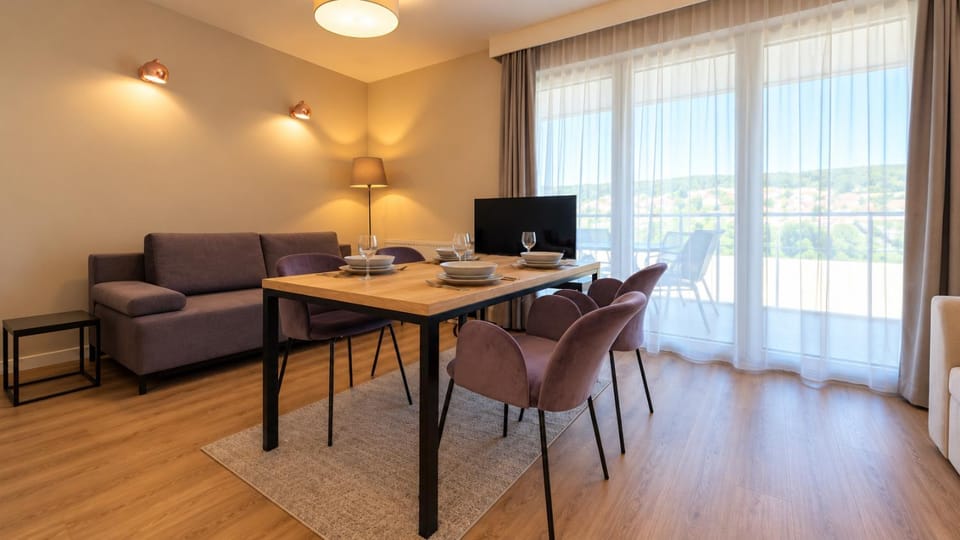 TV and multimedia, Living room, Seating area, Dining area