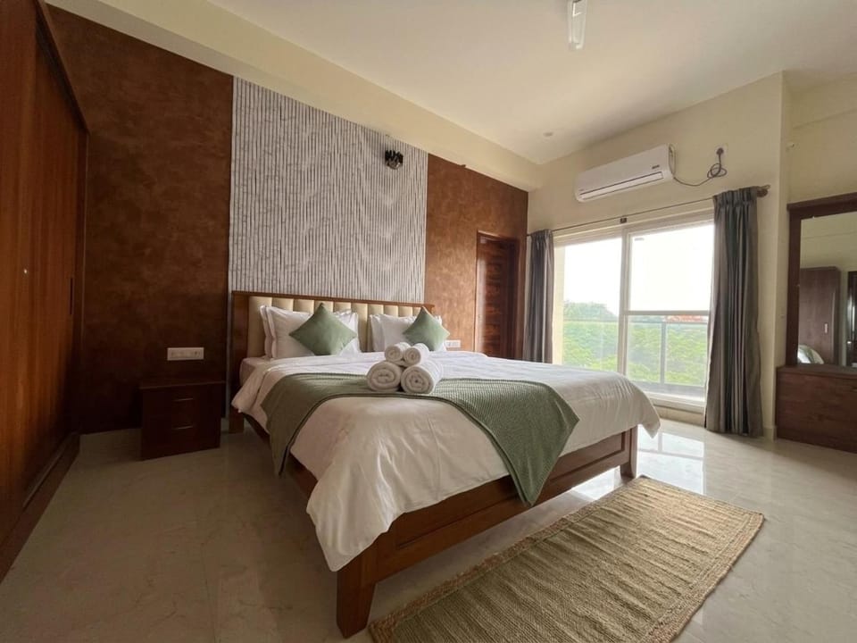 Bed, Photo of the whole room, Bedroom, towels, air conditioner