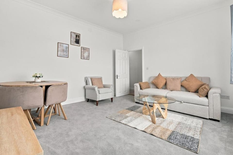 Newly Renovated 3-Bed Beachfront Parking Apartment in Tendring District
