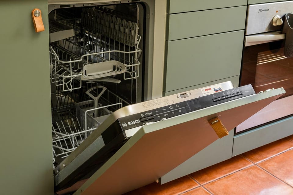 Kitchen or kitchenette, dishwasher
