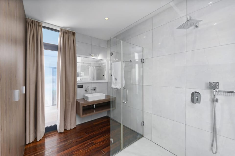 Ocean View Suite Private Elevator & Ocean View 3BR Apartment in Accra