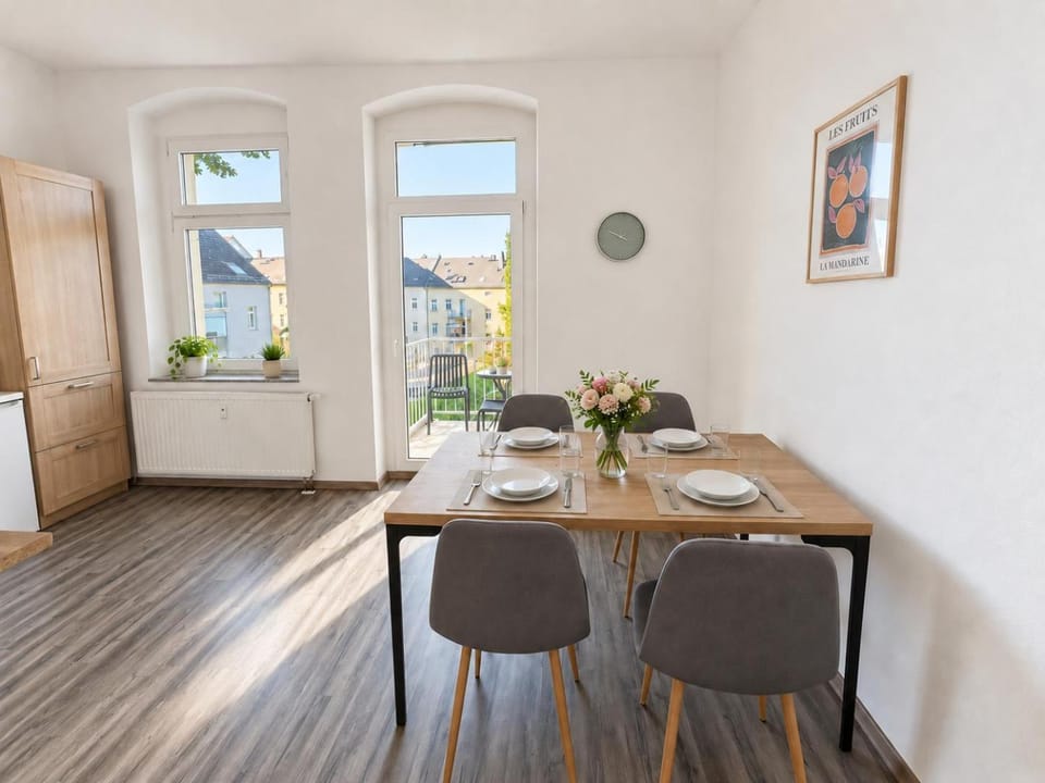 Seating area, Dining area, kitchen