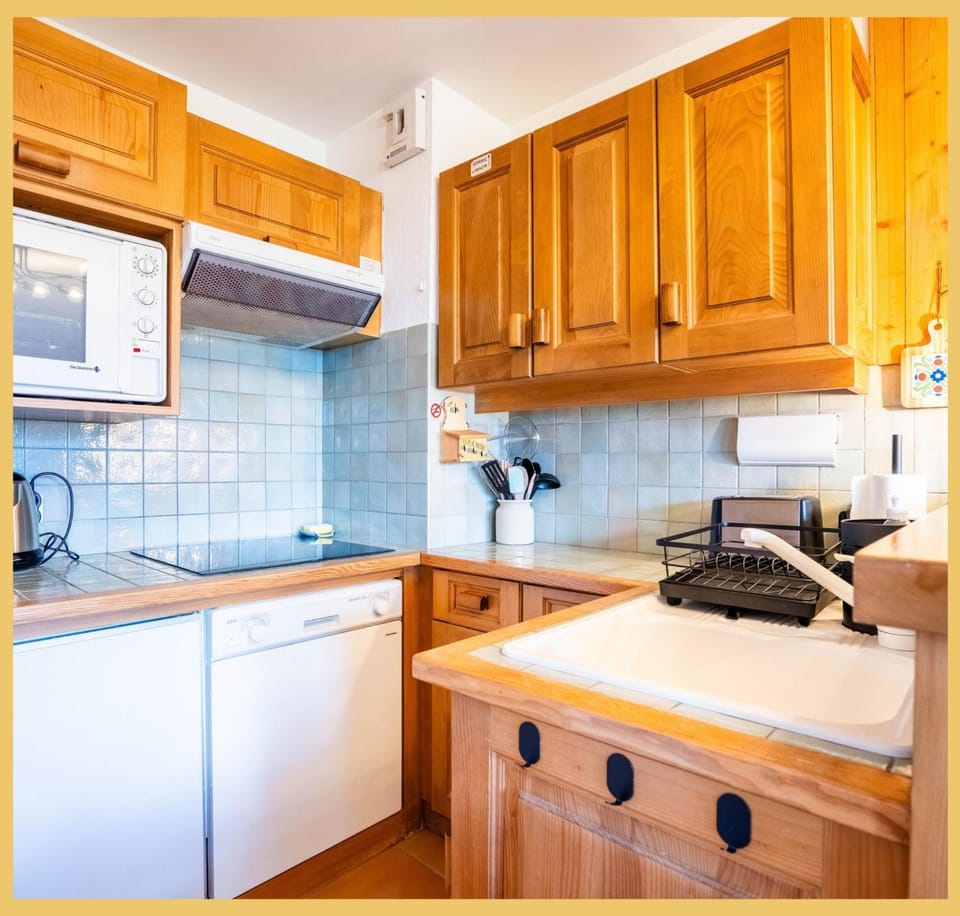 Coffee/tea facilities, Kitchen or kitchenette, dishwasher, oven, toaster