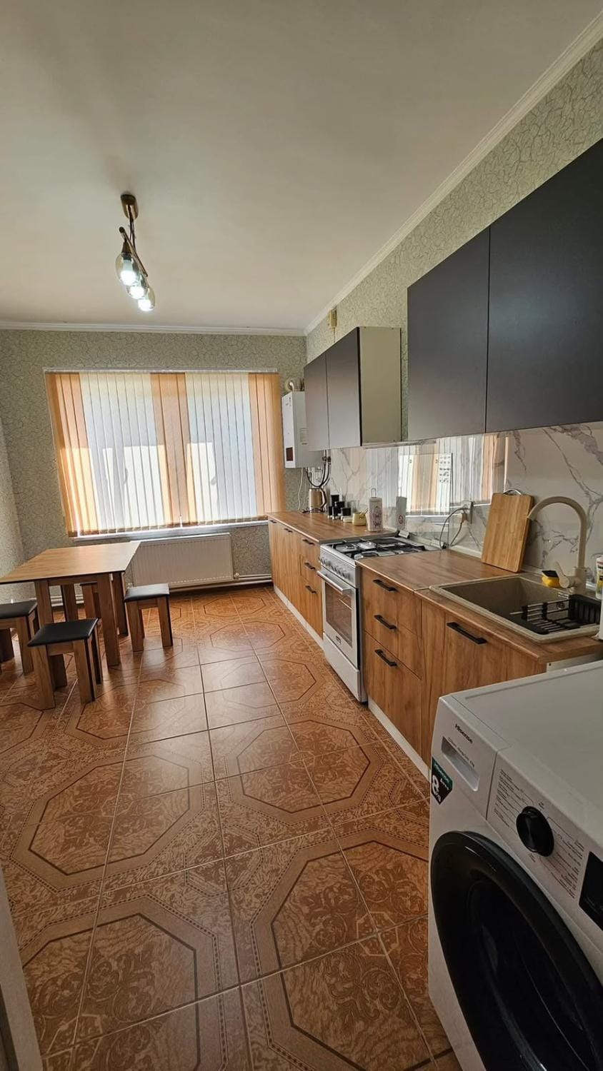 Dining area, oven, stove