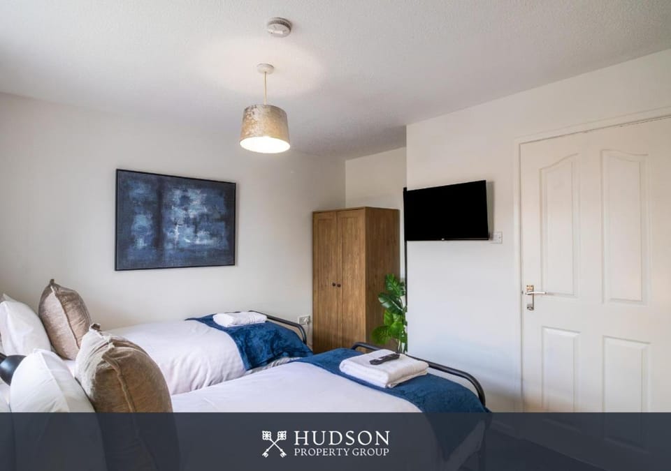 Bed, TV and multimedia, Photo of the whole room, Bedroom, towels, wardrobe