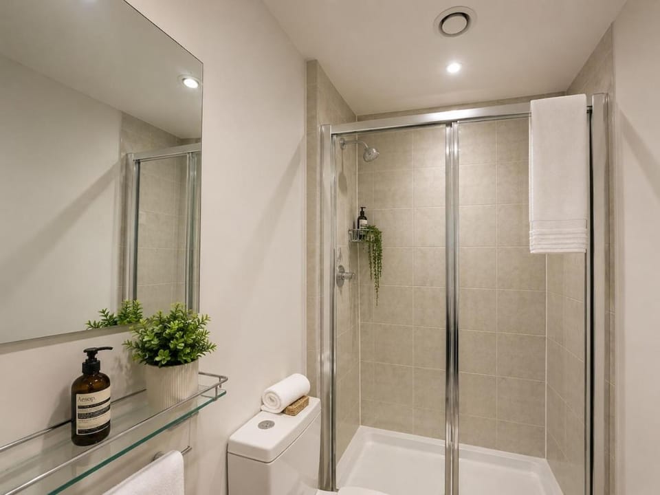 12 Bed Central House Groups & Contractors, Parking Apartment in Canterbury