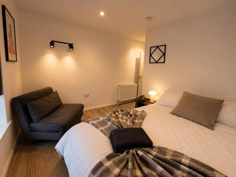 12 Bed Central House Groups & Contractors, Parking Apartment in Canterbury
