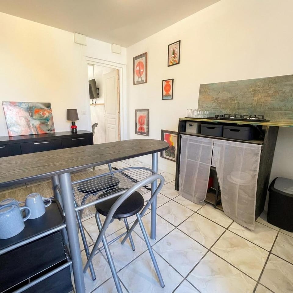 Kitchen or kitchenette, Seating area, Dining area, oven, stove
