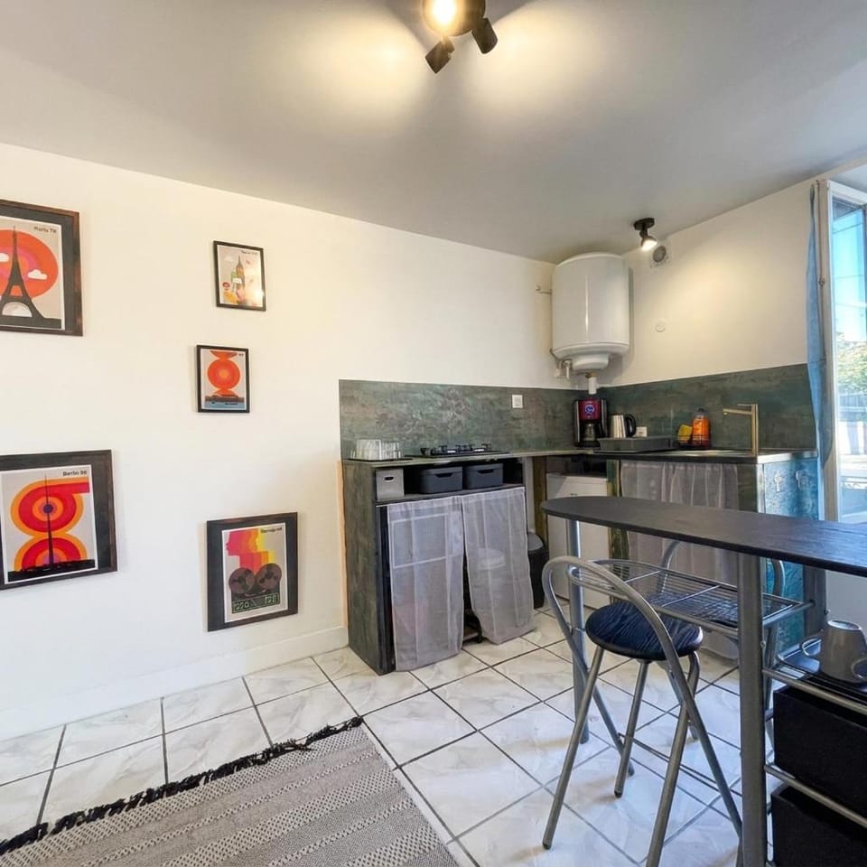 Kitchen or kitchenette, oven, stove