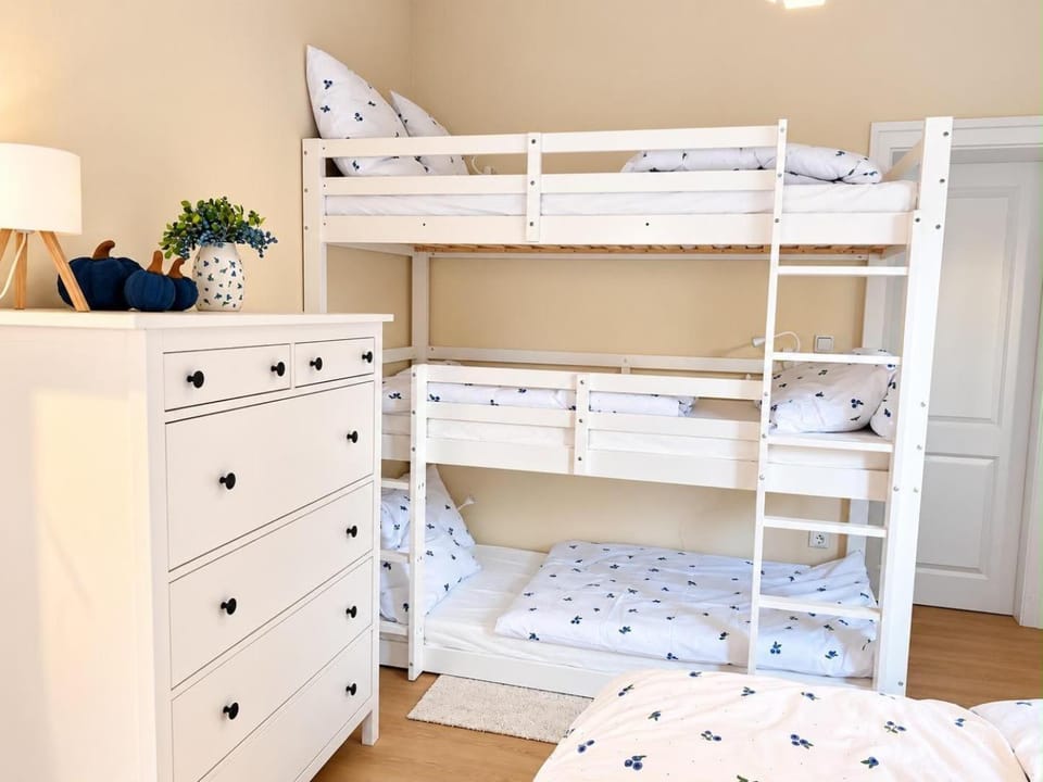Bedroom, bunk bed