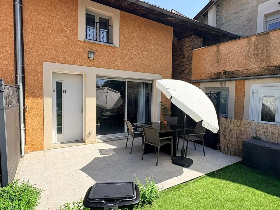 Property building, Spring, Garden, Dining area, Garden view