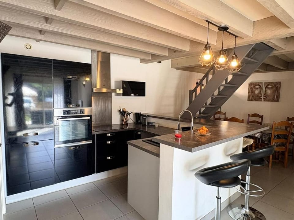 TV and multimedia, Living room, Seating area, Dining area, minibar, oven, stove