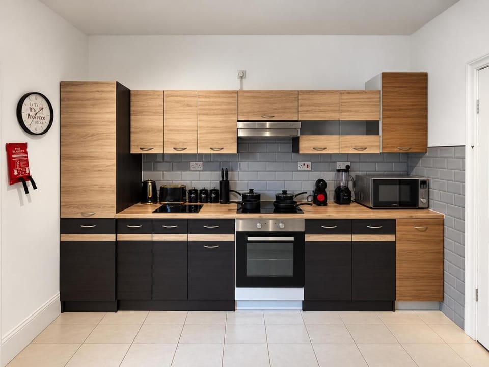 2 Bed House in St Helens, Sleeps 4, Ideal for Budget Stays, Contractors, Families & Long-Term Bookings, Offers Available Apartment in St Helens