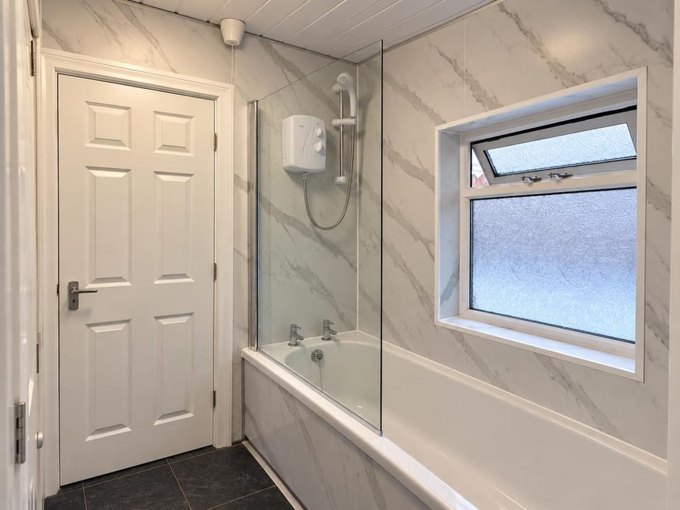 2 Bed House in St Helens, Sleeps 4, Ideal for Budget Stays, Contractors, Families & Long-Term Bookings, Offers Available Apartment in St Helens