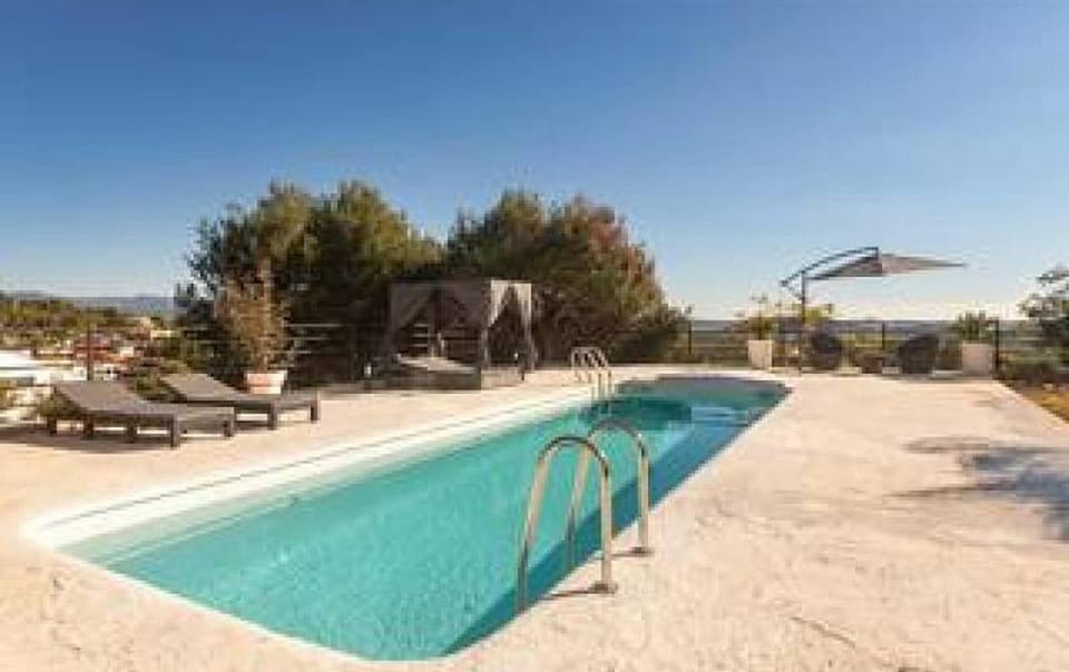 Pool view, Swimming pool, sunbed