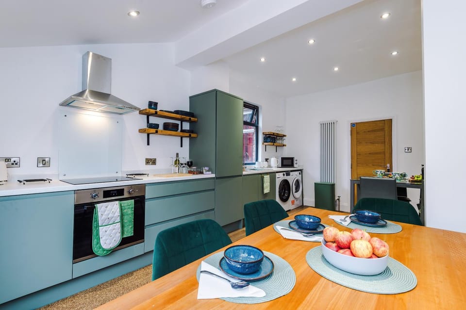 5BR Comfortable Group Stay Whalley Range Apartment in Stretford