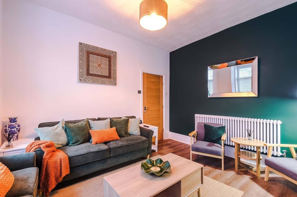 5BR Comfortable Group Stay Whalley Range Apartment in Stretford