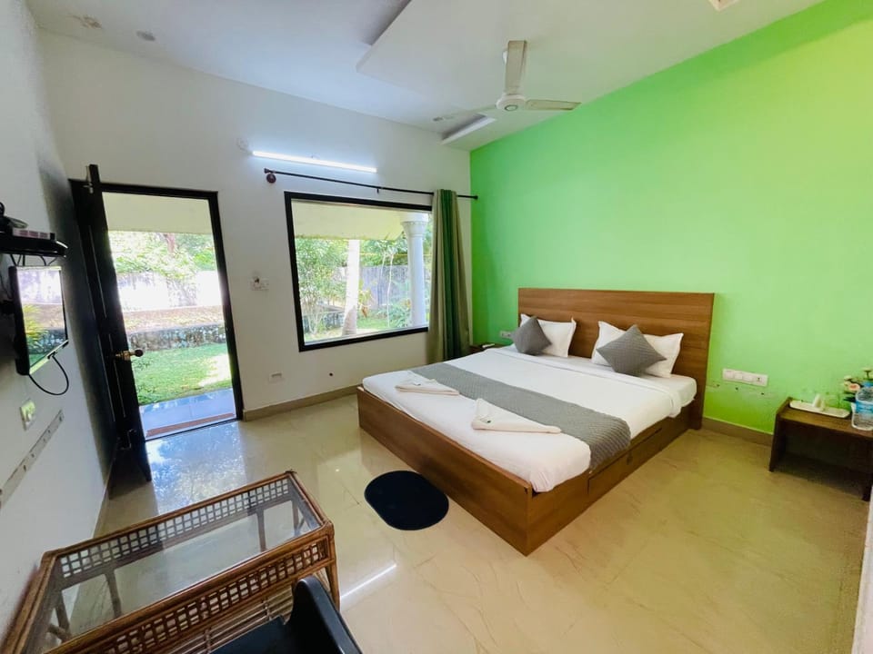 Photo of the whole room, air conditioner